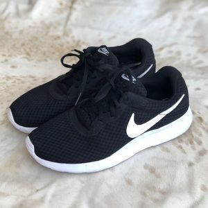 Gorgeous Black and White Nike Tanjun Sneakers 🖤